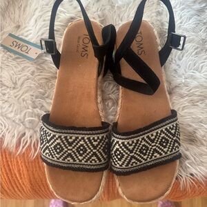 TOMS Women's Black and Cream Patterned Sandals